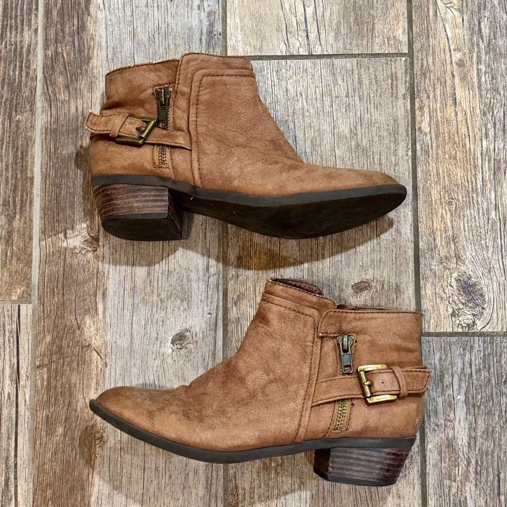 Boots - Picture 3 of 10